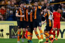 Hull-Citys-Alfred-NDiaye-celebrates-scoring-their-first-goal-with-teammates.webp