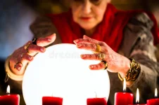 wahrsager-während-eines-seance-oder-einer-sitzung-mit-glaskugel-37934557 (1).webp wahrsager-während-eines-seance-oder-einer-sitzung-mit-glaskugel-37934557 (1).webp