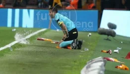 galatasaray_taraftarlarindan_hakeme_su_sisesiEq.webp