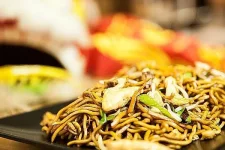 chinesisch-gebratene-nudeln-mit-huehnchenfleisch-ei-und-gemuese.webp