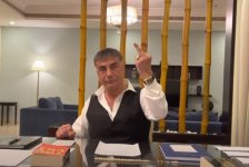 sedat-peker-in-yaptigi-orta-parmak-isareti_2149899_m.jpg