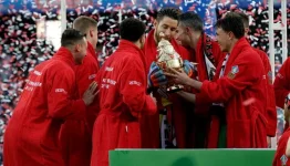 robin_van_persie_atti_feneoord_kupayi_kaldirdi5e.webp