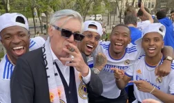 Carlo-Ancelotti-smoking-a-cigar.webp