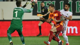 mugdat-celik-akhisarspor-galatasaray_1apmll8nsadu1awfuqjyot3s2.webp