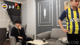 FANATİK_FENERLİLER_İSTANBULSPOR_MAÇINI_İZLİYOR__Fenerbahçe_3 (2).gif