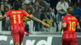 1380780518-drogba_sneijder_sev_021013.webp
