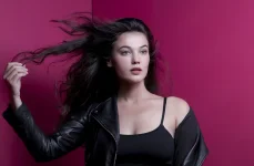 pinar-deniz-pembe-arka.jpg