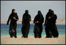 perempuan-arab-di-pantai.webp