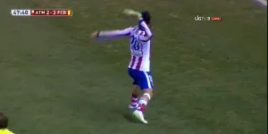 arda turan yan hakeme ayakkabı fırlattı.webp