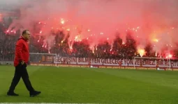 Galatasaray-taraftari-antrenmana-b.webp Galatasaray-taraftari-antrenmana-b.webp