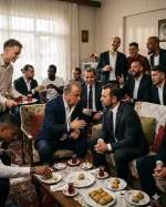 KAYDIR Bayram sabahı… ama alıştığın gibi değil.Kapıda karşılayanlar, içeride kurulan sofralar...webp