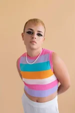 orta-cekim-havali-makyaj-yapan-trans-birey_23-2149105476.webp
