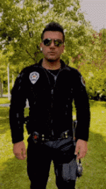 yakışıklı-polis.gif