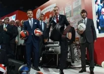 erdogan-ridvan-dilmenle-birlikte-sahneden-topa-vurdu_560x400cutout.webp