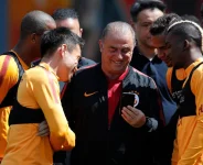 fatih-terim-futbolcular-telefon-gülme-kahkaha.webp