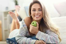 72070372-afbeelding-van-gelukkige-vrouw-ontspannen-thuis.webp