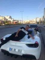 Yerli arabasiyla poz verirken
