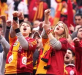 galatasarayli-bayan-taraftarlar-nah.webp