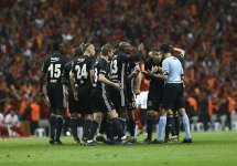 0x0-galatasaray-besiktas-derbisinde-kavga-bulent-yildirim-mac-sonunda-1557127352821.jpg