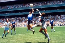maradona-arsiv-tanrinin-eli-e1308686040545.webp