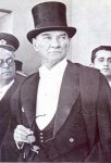 Atatürk'ün Gözlüklü ve Fraglı Karizmatik Bir Resmi.jpg