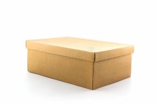 brown-schuhkarton-auf-wei%C3%9Fem-hintergrund-mit-beschneidungspfad-42317600.jpg