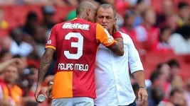 terim_melo_sarilirken_03082013_b.webp